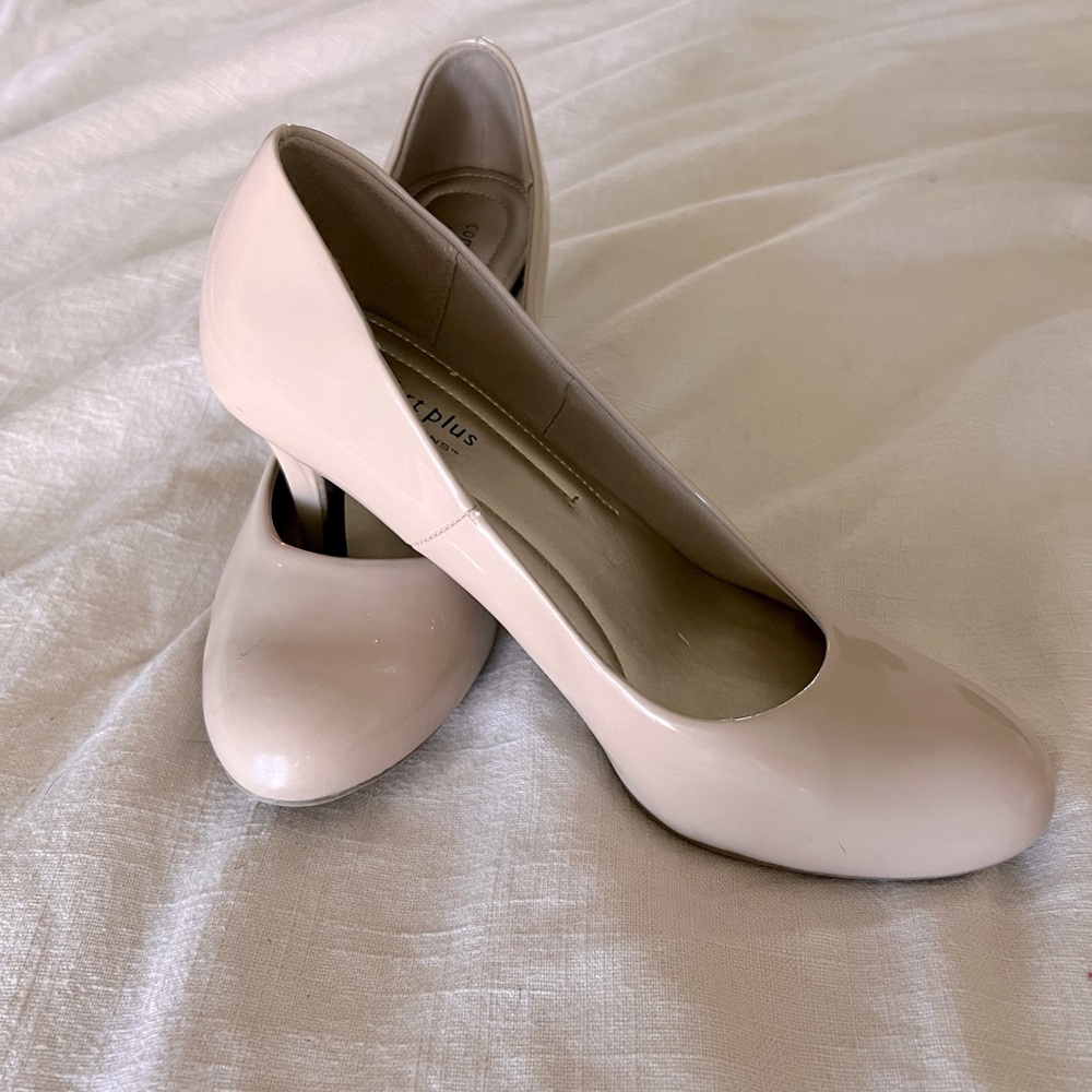 Women’s Size 8, nude, comfort plus heel.
